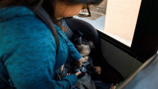 4 Hal Penting Saat Meletakkan Anak di Car Seat yang Wajib Diketahui