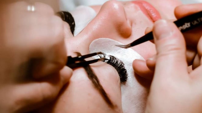 5 Tips Perawatan Eyelash Extension di Rumah, Hemat ke Salon Mahal!