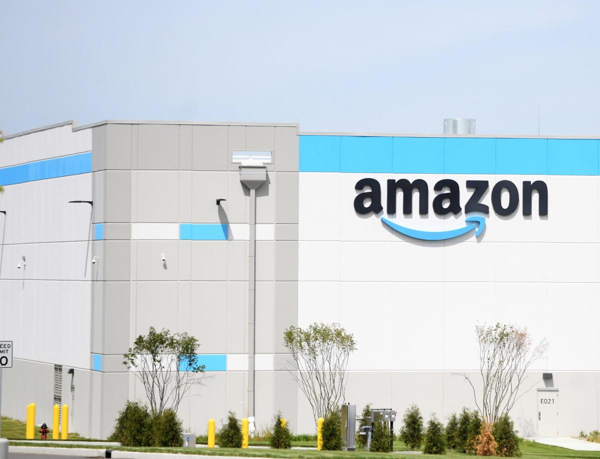 Amazon Gelontorkan $102 Juta untuk AI Hub: Server Farms vs Data Centers