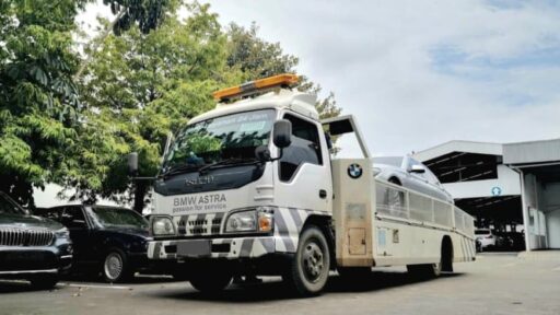 Banjir Melanda, Pemilik Mobil Mewah BMW Tetap Tenang!