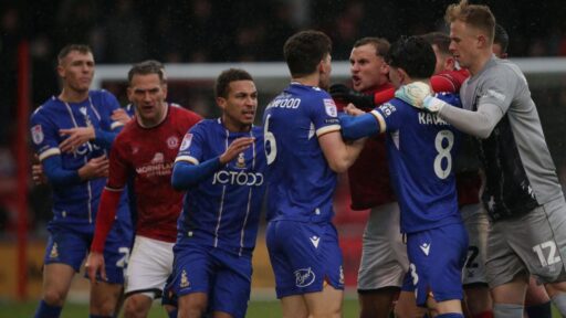 Bradford dan Crewe Didenda Setelah Kerusuhan Besar di Stadion