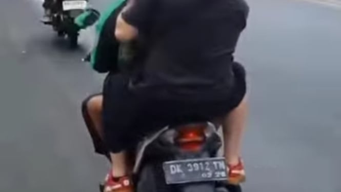 Bule Bonceng Tiga Naik Ojol, Aksi Ciuman Viral di Atas Motor!