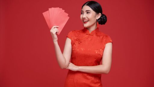 Dapat Angpao Imlek: Lunasi Utang Pinjol atau Investasi Cerdas?