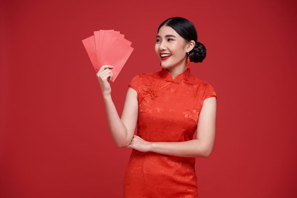 Dapat Angpao Imlek: Lunasi Utang Pinjol atau Investasi Cerdas?