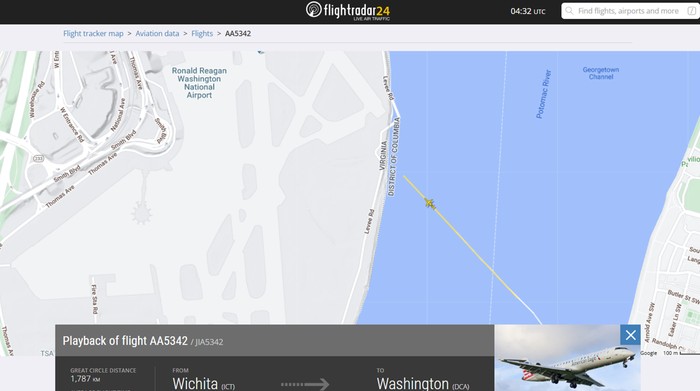 Detik-detik Insiden: American Airlines Ditabrak Black Hawk di FlightRadar24