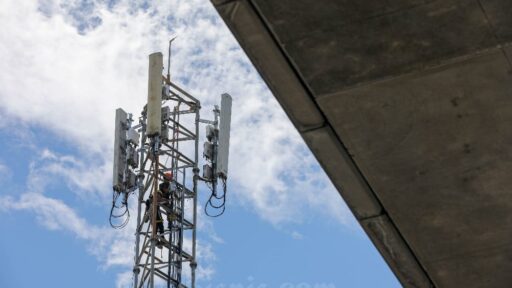 Ganti Dirjen, Komdigi Tunda Lelang 3 Frekuensi 700 MHz-2,6 GHz?