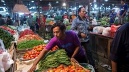 Harga Bahan Pokok Hari Ini: Cabai Rawit Turun, Daging Ayam Naik!