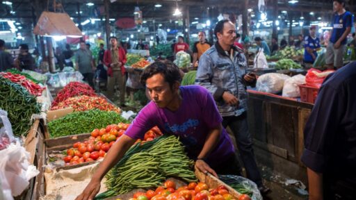 Harga Bahan Pokok Hari Ini: Cabai Rawit Turun, Daging Ayam Naik!