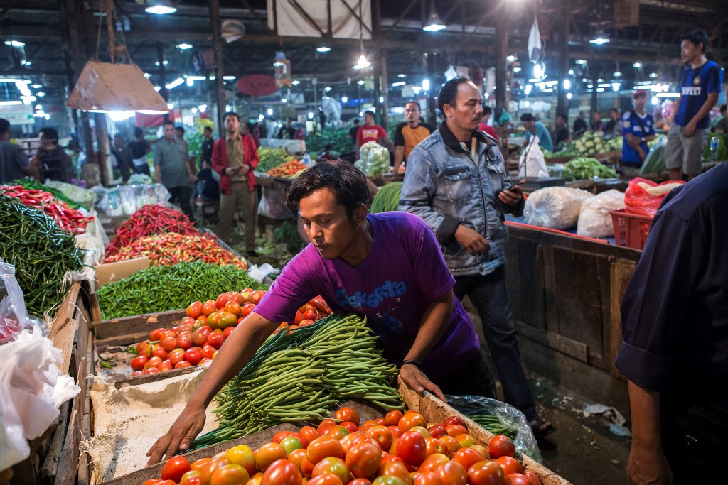 Harga Bahan Pokok Hari Ini: Cabai Rawit Turun, Daging Ayam Naik!