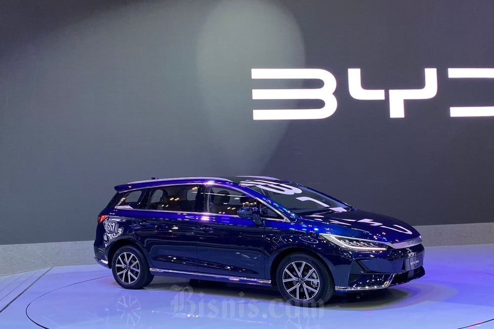 Harga & Spesifikasi BYD M6: Mobil Listrik Terlaris 2024!