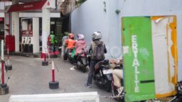 Jangan Coba-Coba! Pengendara Motor Tak Bisa Isi Bensin Tanpa Helm!