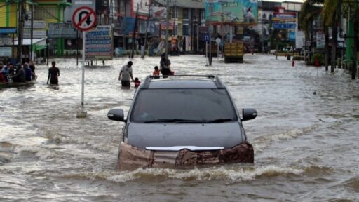 Jangan Panik! Inilah Cara Atasi Mobil Kebanjiran Agar Tak Rusak