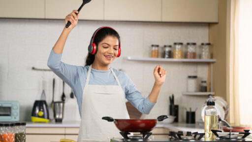 Kenapa Headphone Anda Terputus saat Microwave Menyala?