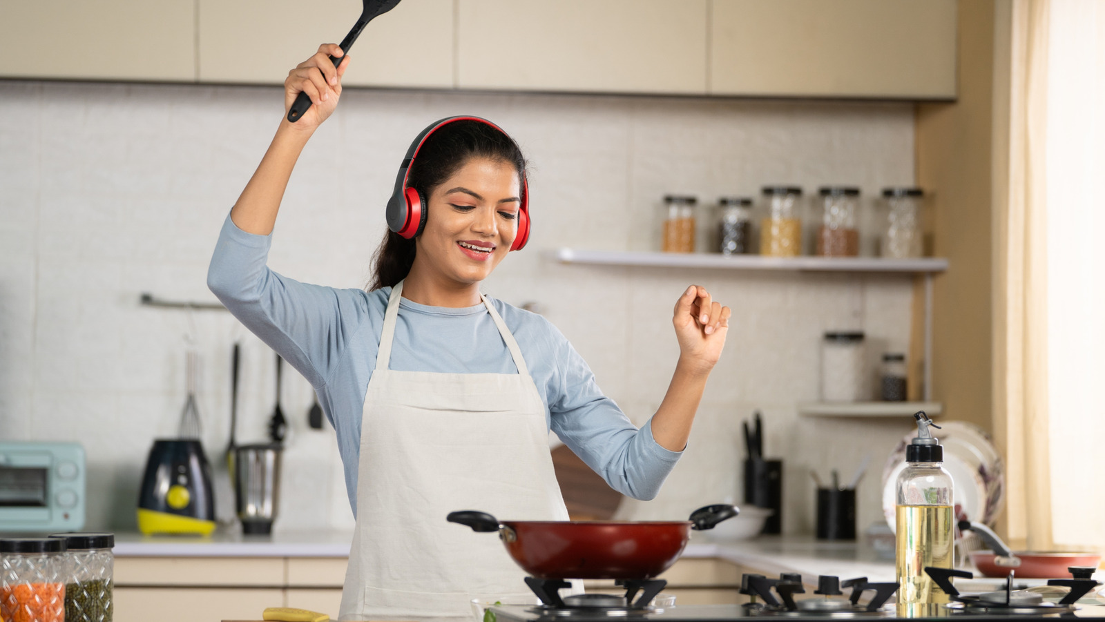 Kenapa Headphone Anda Terputus saat Microwave Menyala?