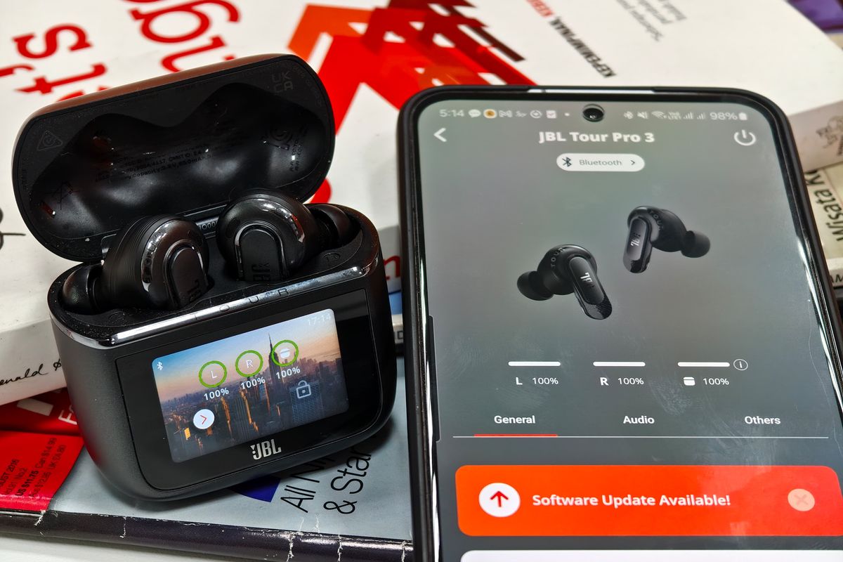 Menjajal JBL Tour Pro 3: TWS Canggih dengan Charging Case Layar