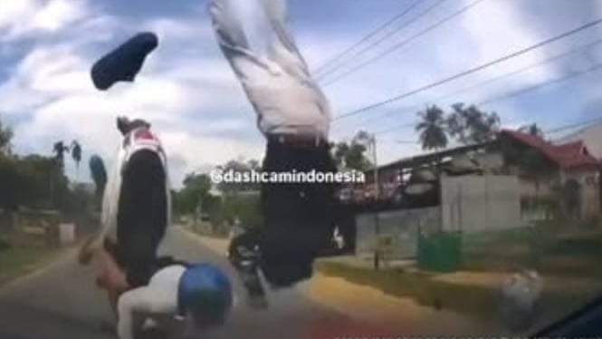 Ngeri! Video Adu Banteng Scoopy Vs Alphard Anggota DPRD Viral