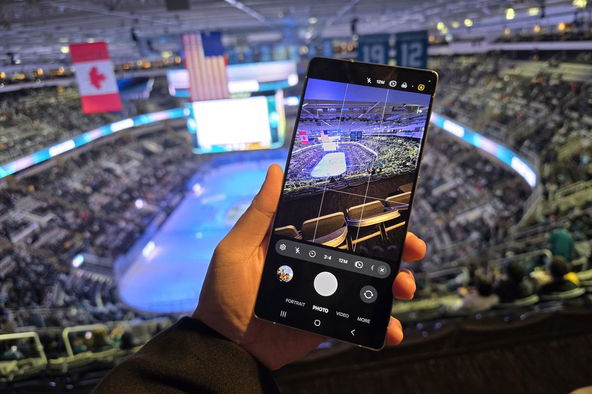 Nonton Hoki Es NHL 'dari Genteng': Momen Gelut Terekam Samsung S25 Ultra