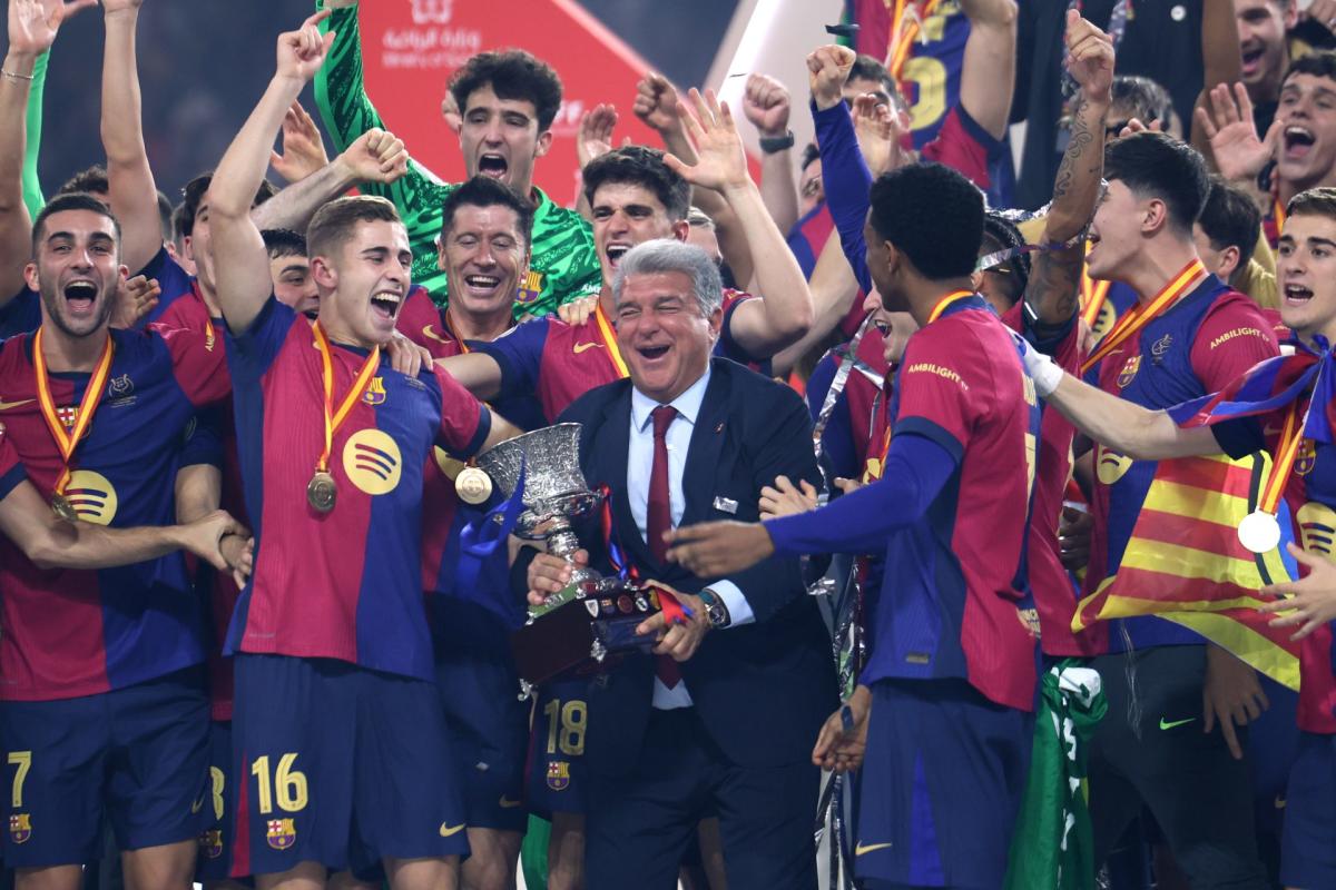 Pemain Barcelona Rayakan Kemenangan Super Cup di Pesawat dengan Gaya!