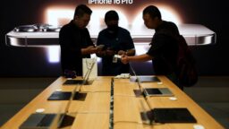 iPhone Makin Sempoyongan di China: Apa Penyebabnya?