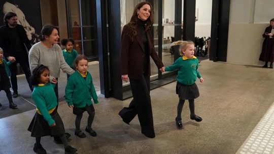 Kate Middleton Naik Bus Bareng Siswa ke National Portrait Gallery!