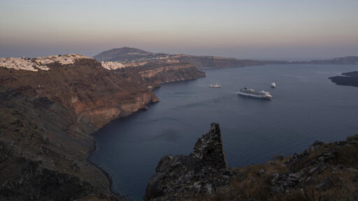 Tim Darurat Dikerahkan di Santorini Pasca Gempa yang Mengkhawatirkan